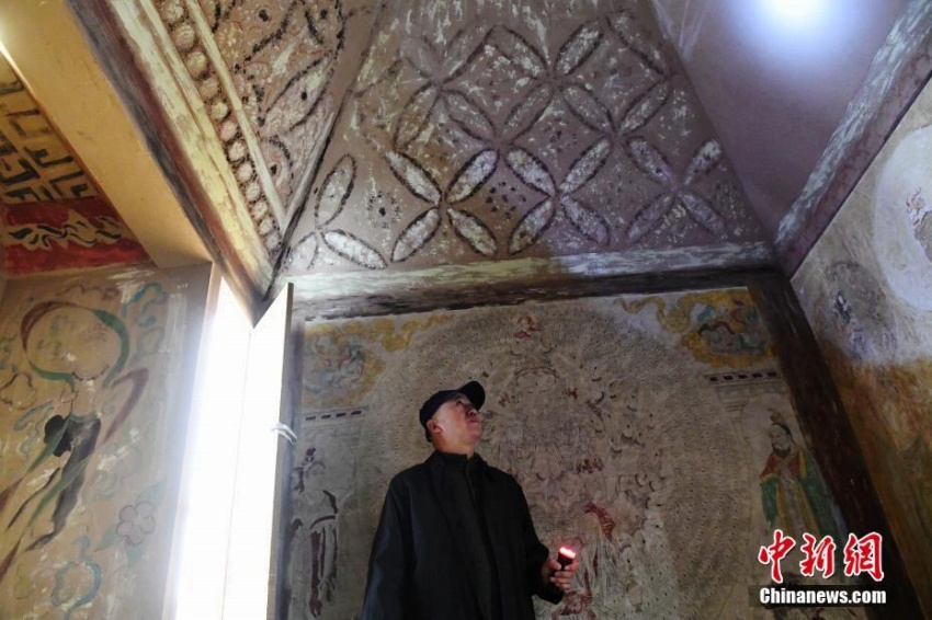 3年かけて復元した実物サイズの莫高窟第3窟レプリカを紹介する許林教授（11月28日、撮影・楊艶敏）。