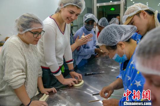 海外留学生たちが山東省の伝統菓子作りを体験