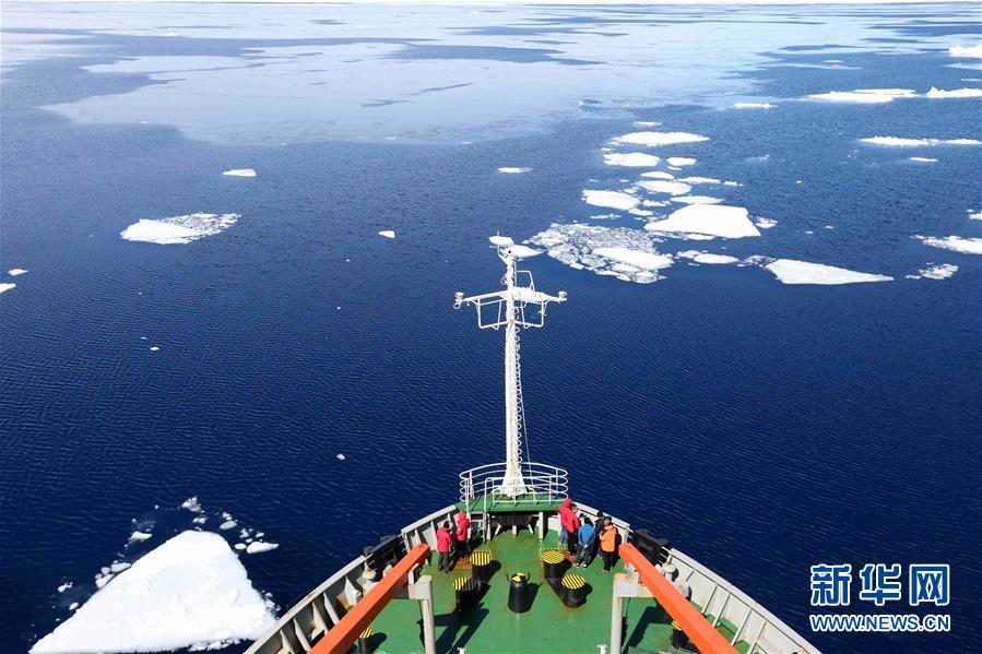 極地観測船「雪竜号」がブリッツ湾を航行中。