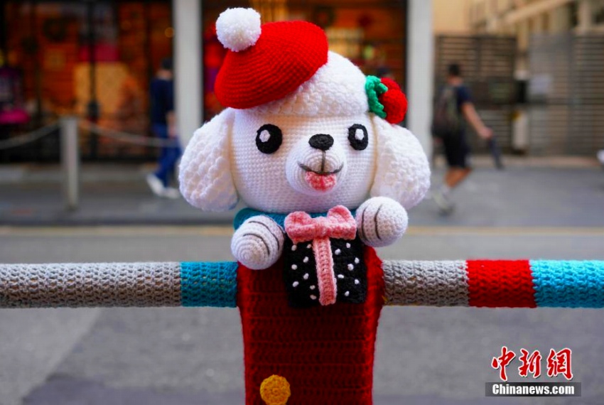香港地区の街中のガードパイプにクリスマス風ニット装飾
