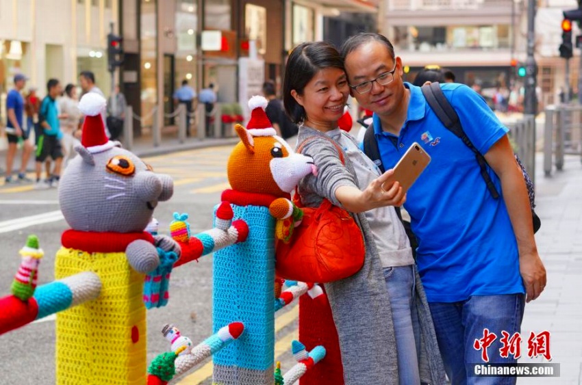 香港地区の街中のガードパイプにクリスマス風ニット装飾