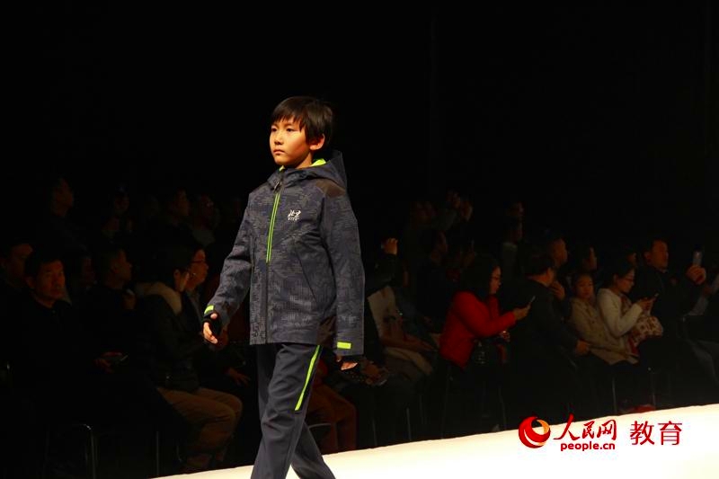北京市で小中高生100人参加の制服ファッションショー