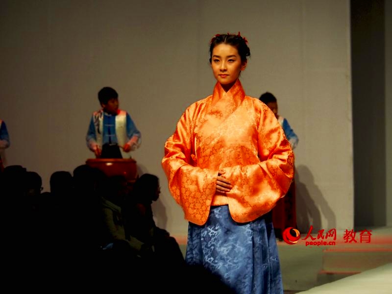 北京市で小中高生100人参加の制服ファッションショー