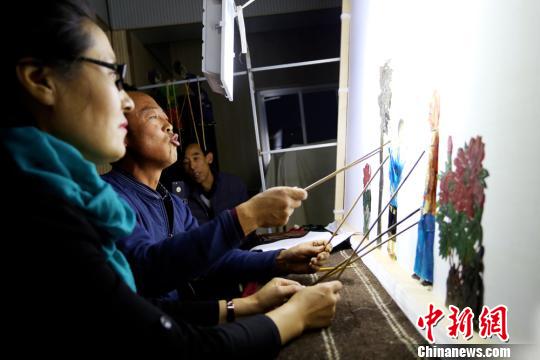 ライブ配信で伝統文化をPRする甘粛省環県の皮影職人