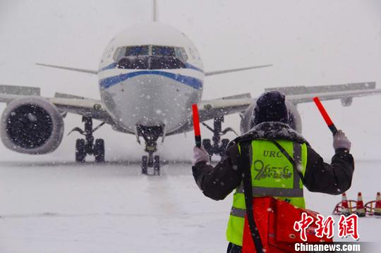 雪の影響でウルムチ国際空港に旅客3700人が立ち往生