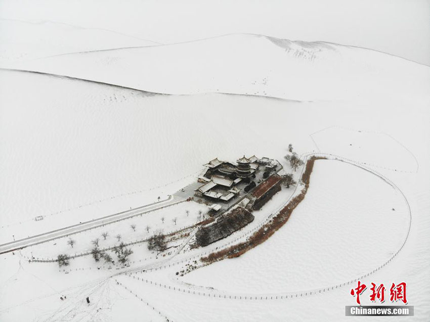 敦煌鳴沙山・月牙泉景勝地に「砂漠の雪景色」現る　甘粛省