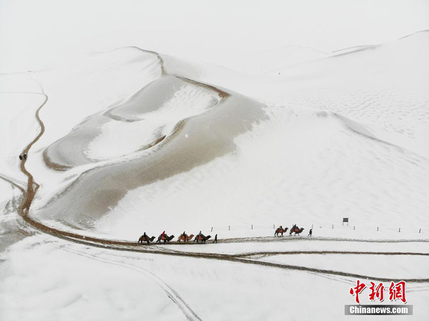 敦煌鳴沙山・月牙泉景勝地に「砂漠の雪景色」現る　甘粛省