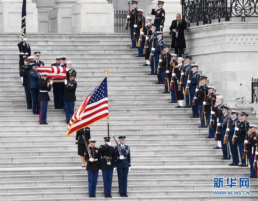 連邦議会議事堂から運び出されるブッシュ（父）元米国大統領の柩（12月5日、撮影・劉傑）。