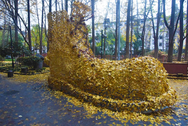 巨大な「黄金のスニーカー靴」が杭州の街中に登場 浙江省