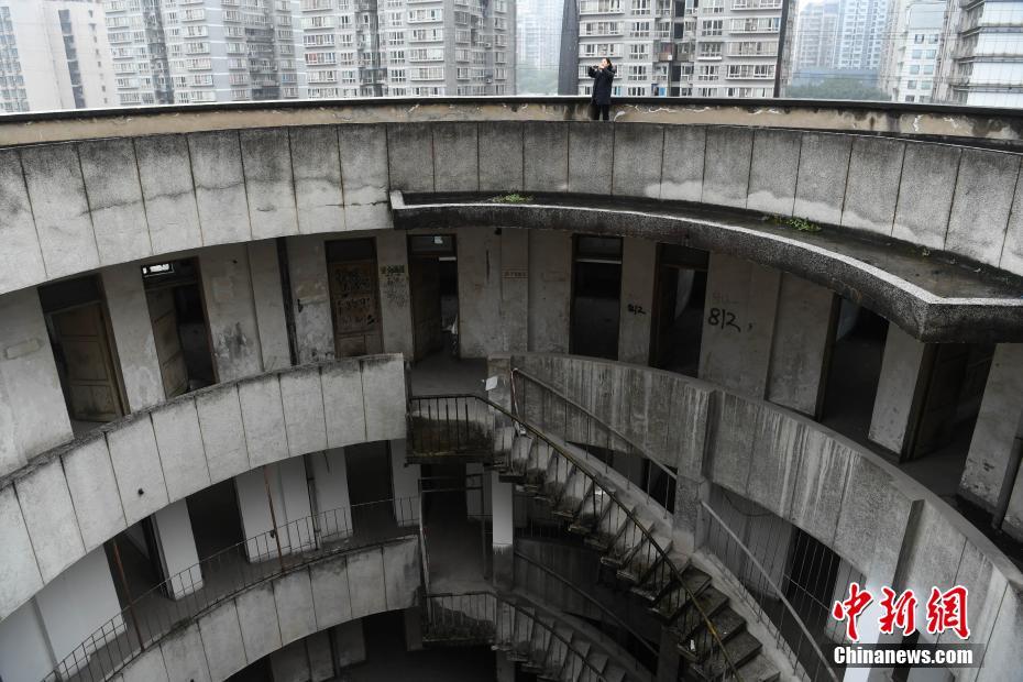 重慶の真ん中空洞の8階建てビル、1階部分を毎日バスが通過