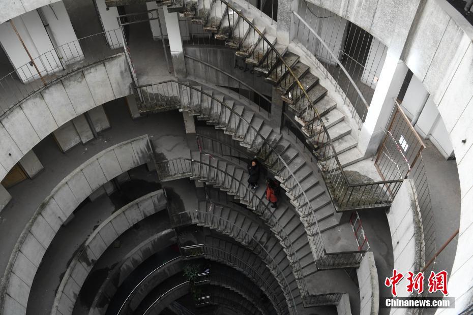 重慶の真ん中空洞の8階建てビル、1階部分を毎日バスが通過