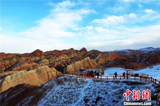 張掖丹霞国家地質公園、雪で引き立つ独特の美しさ　甘粛省

