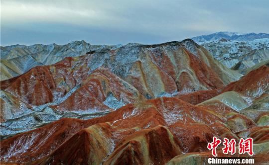 張掖丹霞国家地質公園、雪で引き立つ独特の美しさ　甘粛省

