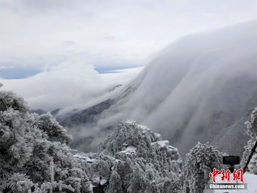 雪上がりの廬山の山肌を流れ落ちる「雲の滝」　江西省