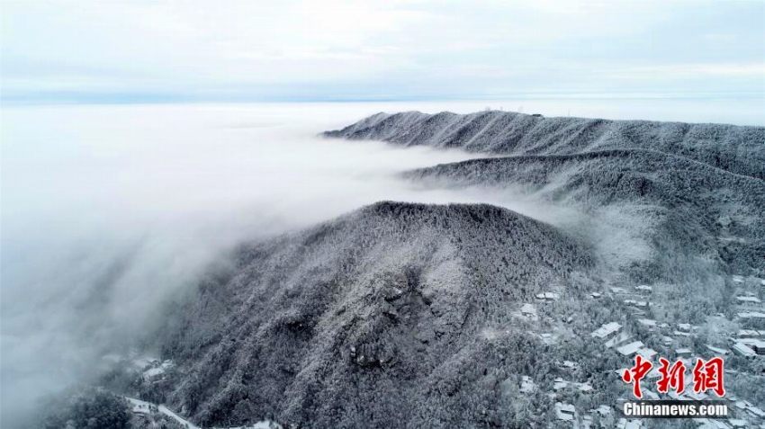 雪上がりの廬山の山肌を流れ落ちる「雲の滝」　江西省