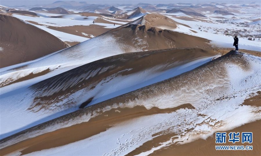 砂漠の雪景色が観光客を魅了
