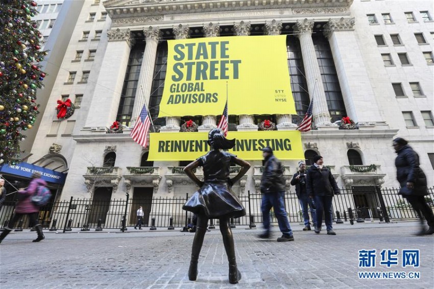 恐れを知らぬ少女」像がニューヨーク証券取引所の対面に「引越し 