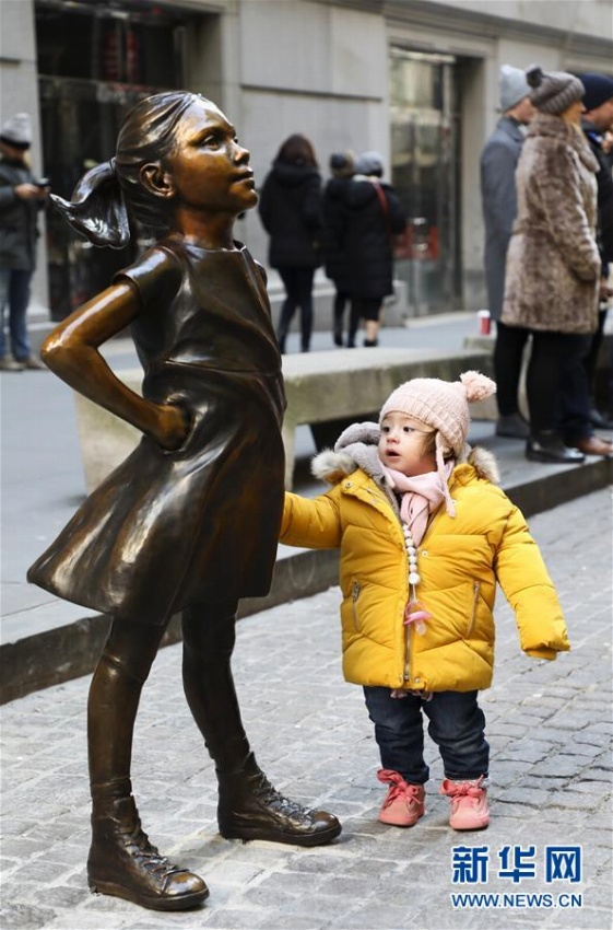 「恐れを知らぬ少女」像がニューヨーク証券取引所の対面に「引越し」