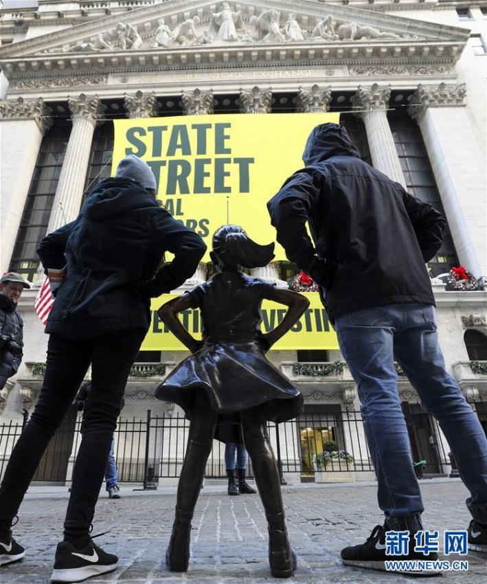 「恐れを知らぬ少女」像がニューヨーク証券取引所の対面に「引越し」