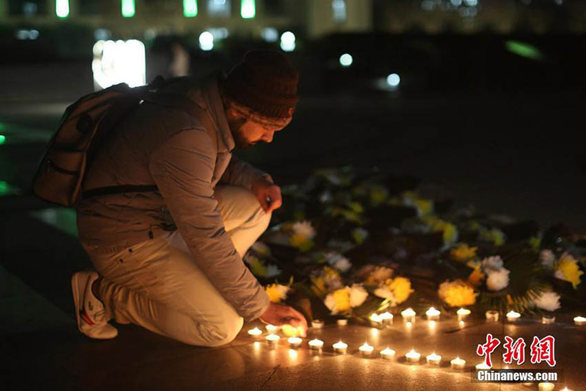 南京大虐殺犠牲者国家追悼日前夜に南京で大学生がキャンドルイベント
