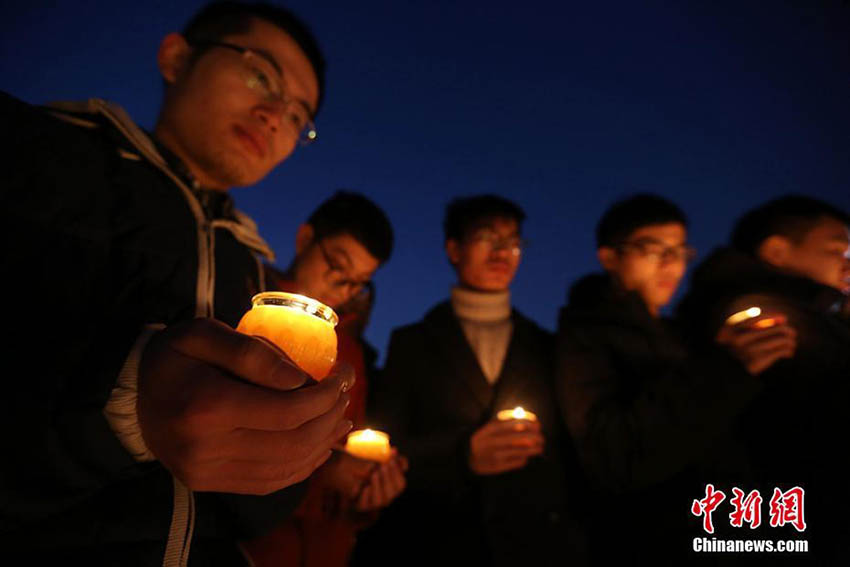 南京大虐殺犠牲者国家追悼日前夜に南京で大学生がキャンドルイベント