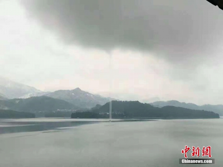 瓦屋山ふもとのダム湖で水面と雲つなぐ水柱「竜吸水」　四川省