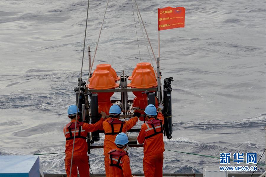 有人深海潜水艇「彩虹魚」、1万メートル級潜水に成功