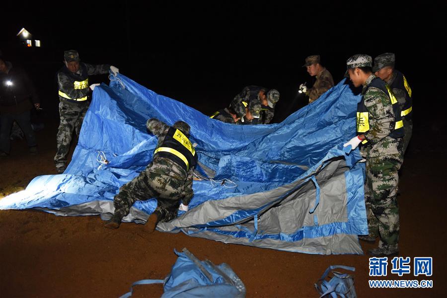 四川省でマグニチュード5.7の地震　たき火で暖を取る被災者たち