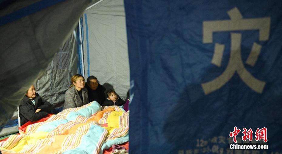 四川省でマグニチュード5.7の地震　たき火で暖を取る被災者たち