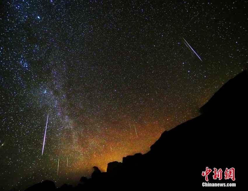 青海省の夜空で繰り広げられた幻想的な流れ星のショー