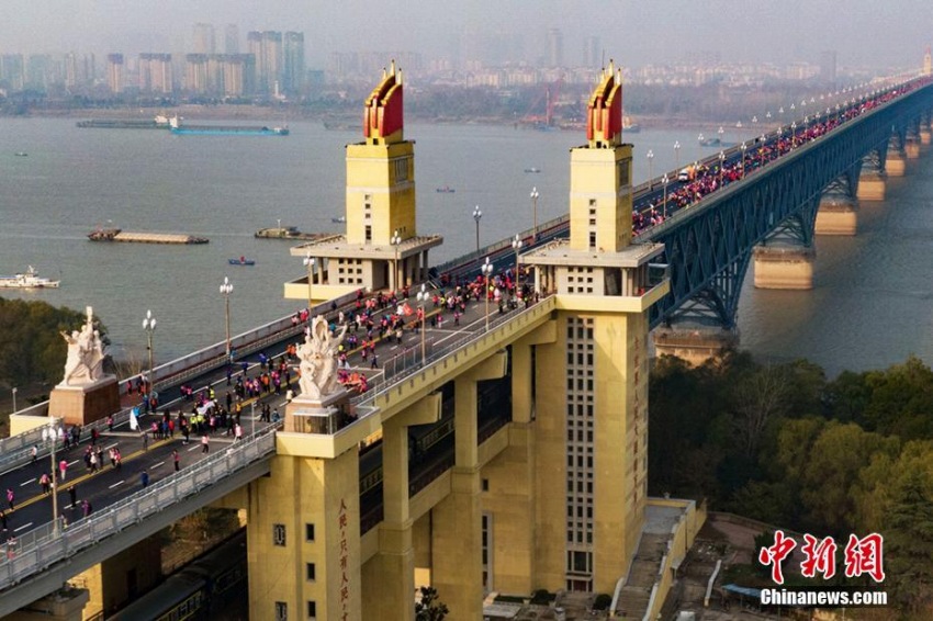 改修工事終えた南京長江大橋でミニマラソン大会 江蘇省