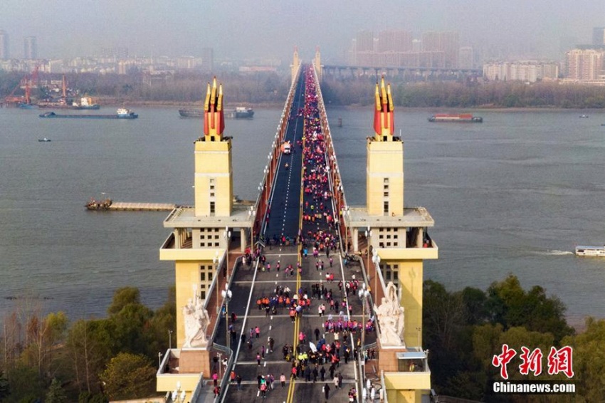 改修工事終えた南京長江大橋でミニマラソン大会 江蘇省