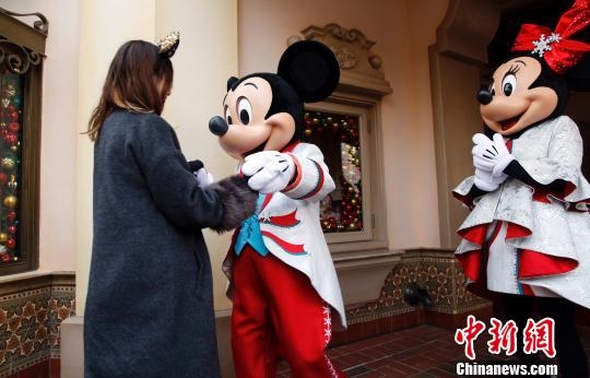 新年の到来祝し、華やかな衣装のミッキーとミニーが登場　上海市
