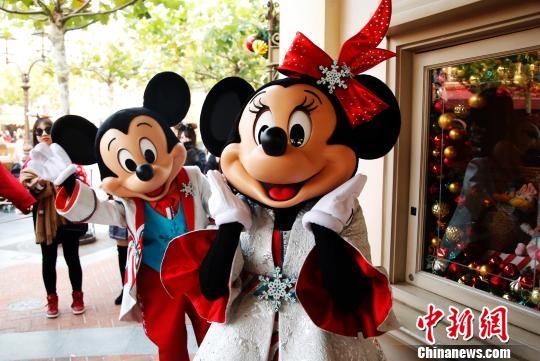 新年の到来祝し、華やかな衣装のミッキーとミニーが登場　上海市