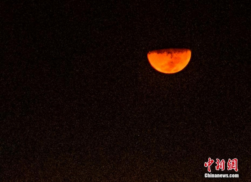 四川省叙永県上空に神秘的な赤色の「ブラッドムーン」