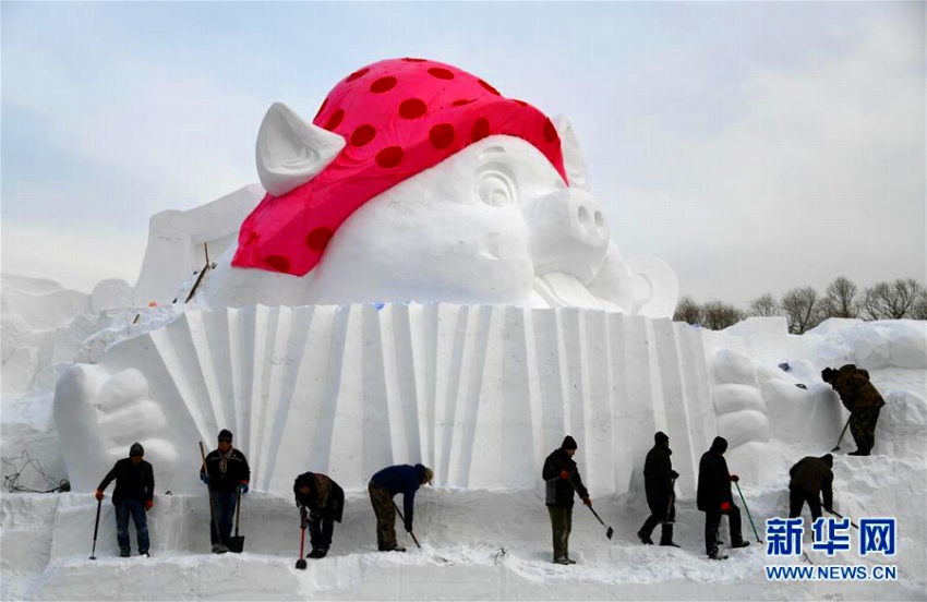 ハルビン雪の彫刻芸術博覧会会場に高さ12メートルの「子ブタ」彫刻