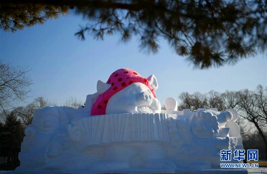 ハルビン雪の彫刻芸術博覧会会場に高さ12メートルの「子ブタ」彫刻