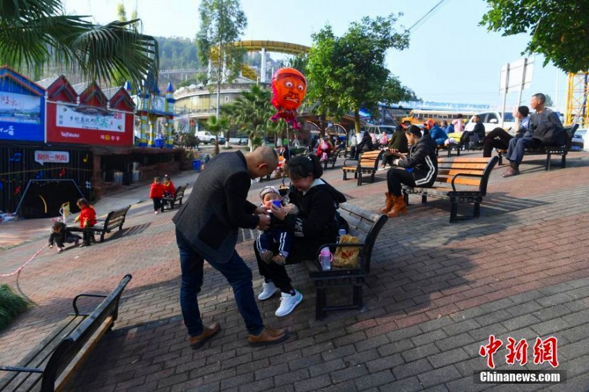 斜面に並ぶベンチがシュール　重慶市紅酒小鎮景勝地の休憩エリア