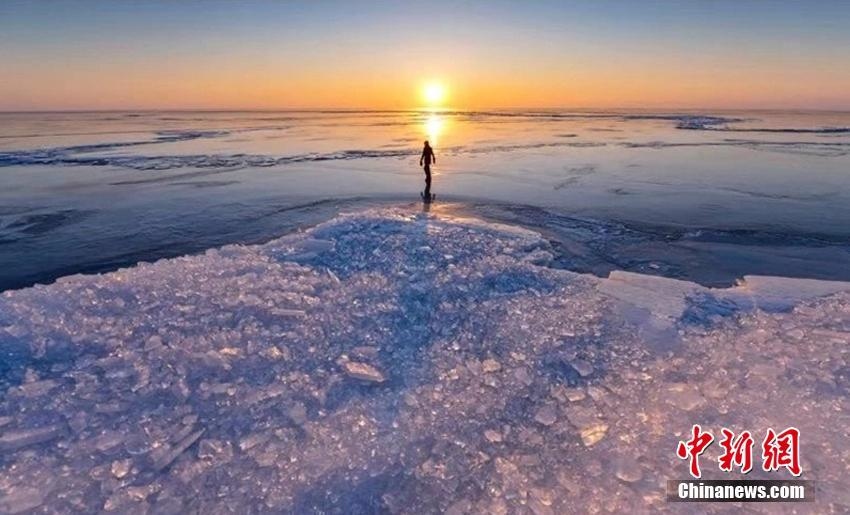 中国とロシアの国境にある最大規模の湖に美しい青色の氷