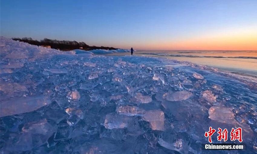中国とロシアの国境にある最大規模の湖に美しい青色の氷