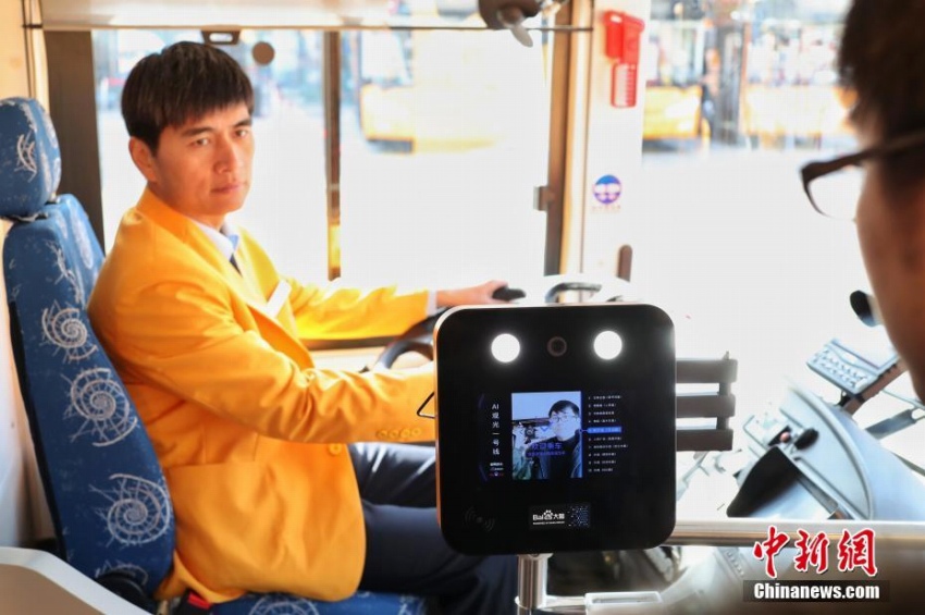 上海初のAI搭載2階建て観光バスの顔認証システム（12月18日、撮影・張亨偉）。