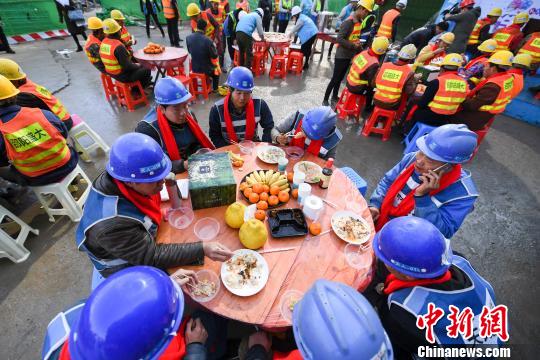 長沙市の建設現場で「餃子の宴」　労働者100人以上を招待