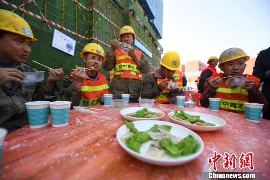 長沙市の建設現場で「餃子の宴」　労働者100人以上を招待
