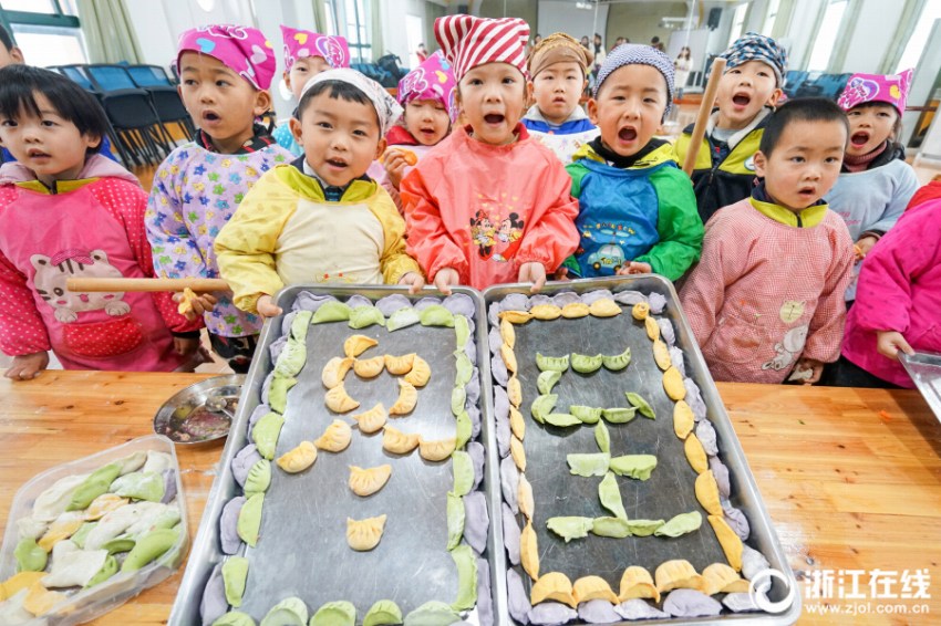 餃子で迎える冬至　浙江省長興県の幼稚園で餃子づくりイベント
