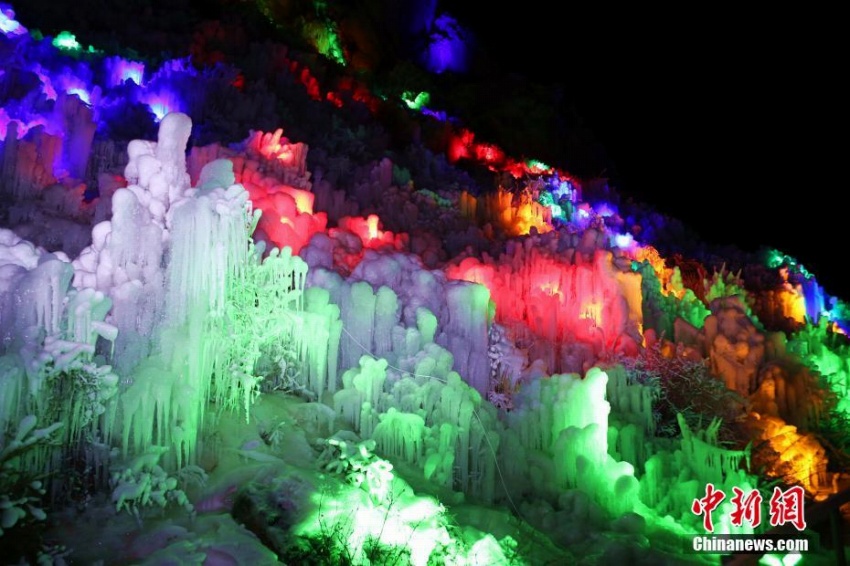 七色にライトアップされた幻想的な氷の景色　青海省宗家溝観光景勝地