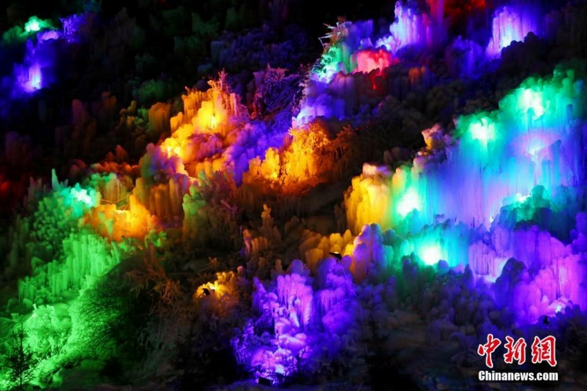 七色にライトアップされた幻想的な氷の景色　青海省宗家溝観光景勝地