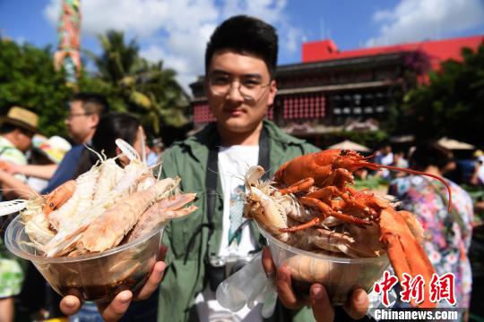 三亜の観光地に1元シーフード登場　巨大プレートに海鮮とフルーツたっぷり