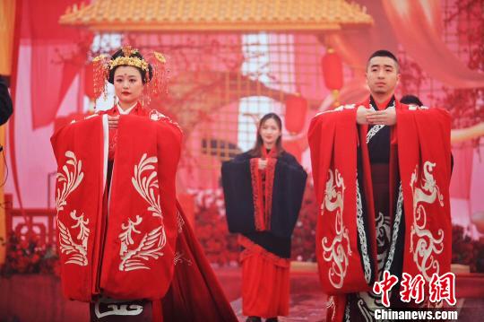 重慶市のある景勝地の雪の中で行われた中国風結婚式