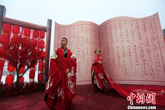重慶市のある景勝地の雪の中で行われた中国風結婚式