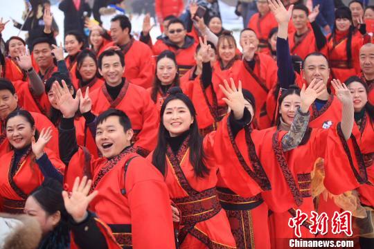 重慶市のある景勝地の雪の中で行われた中国風結婚式